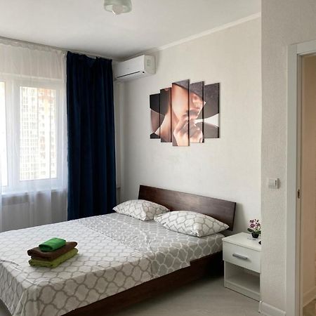 Cozy Apartment on Gmyri 12b near metro Poznyaki Kijev Kültér fotó