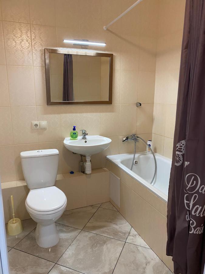 Cozy Apartment on Gmyri 12b near metro Poznyaki Kijev Kültér fotó