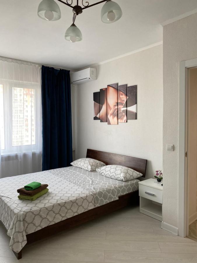 Cozy Apartment on Gmyri 12b near metro Poznyaki Kijev Kültér fotó